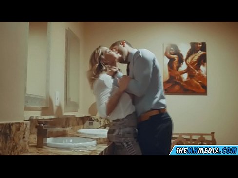 ❤️ Büyük memeli bir sarışın seni umumi tuvalette baştan çıkardığında Porno tr.com-fullporner.ru ﹏